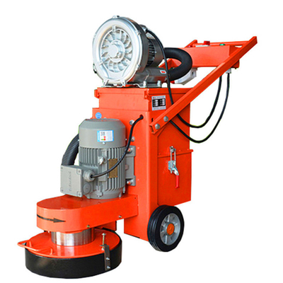 Betonmaschine im Produktionsbetrieb mit Diamantschleifscheiben
