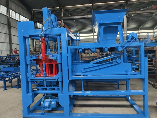 Halbautomatische Maschine zur Herstellung von Lehmziegeln mit 12000 Stück/8 Stunden Produktionskapazität