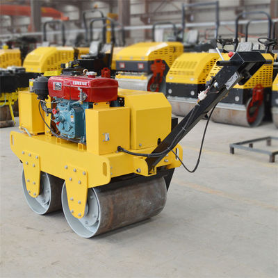 Langlebiger Vibrations-Mini-Verdichter mit 19 L Kraftstoffbehälter und 800 mm Trommeldurchmesser