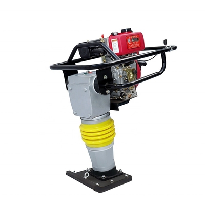 Bauarbeiten Verdichter mit Vibrationsrammer und Benzinmotor